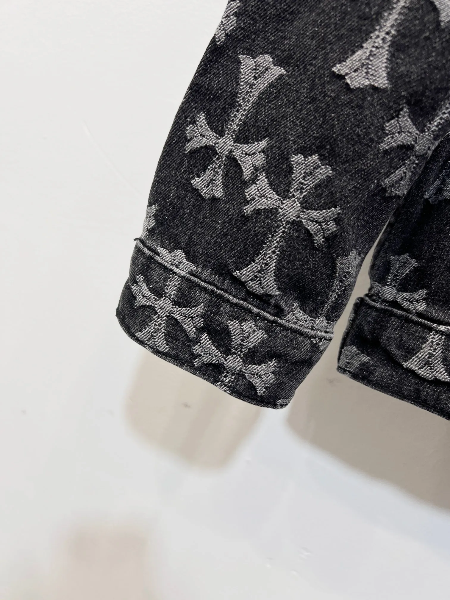 P250 Style No.: (r071) Chrome Hearts double-sided heavy-duty denim jacket with LOGO printed all over the jacquard. The same style as the Internet celebrity star. The cross-printed denim jacket has a unique cross design element and all-over printing, which is full of design. It is made of 100% denim cotton fabric with heavy coarse yarn count, which ensures a stiff and tough silhouette while being soft, comfortable and breathable. The lapel is designed with silver buttons and is full of texture. The classic white cross logo is all over the dress, making it a perfect versatile style for spring and summer! Customized jacquard fabric, you can wear it in various styles. This gender-neutral shirt is a must-have for nightclubs. It can be worn as a jacket for both men and women. It can be easily worn by both men and women! The original loose version is made of high-quality pure cotton fabrics. The fabric pattern is high-definition and delicate without burrs. It is comfortable and breathable to wear. All the buttons are molded and customized. It is casual and fashionable and can be matched with any bottoms. It can be windproof and sunproof in spring and summer. It can be worn outside in autumn and winter! Easily concave shape makes you look slimmer and taller, perfect for both men and women! Style number: Color: Black Size: S M L XL